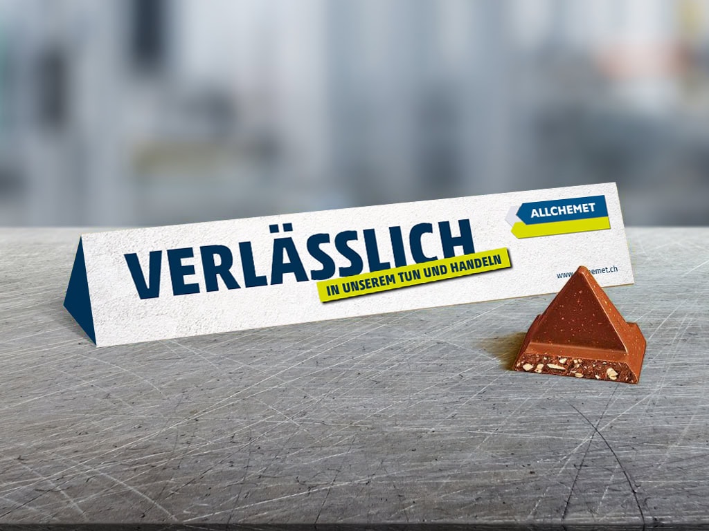 Tischaufsteller mit Text 'Verlässlich' und Schokolade