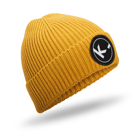 Gelbe Strickmütze mit Logo-Aufnäher.