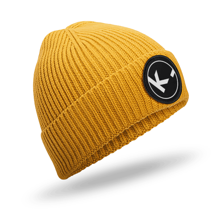 Gelbe Strickmütze mit Logo-Aufnäher.