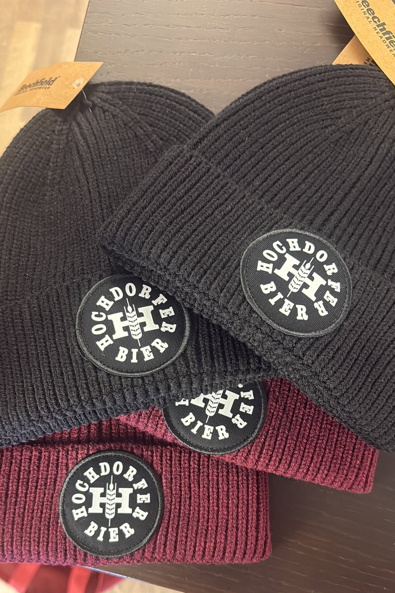 Drei Hochdorfer Bier Mützen auf einem Tisch