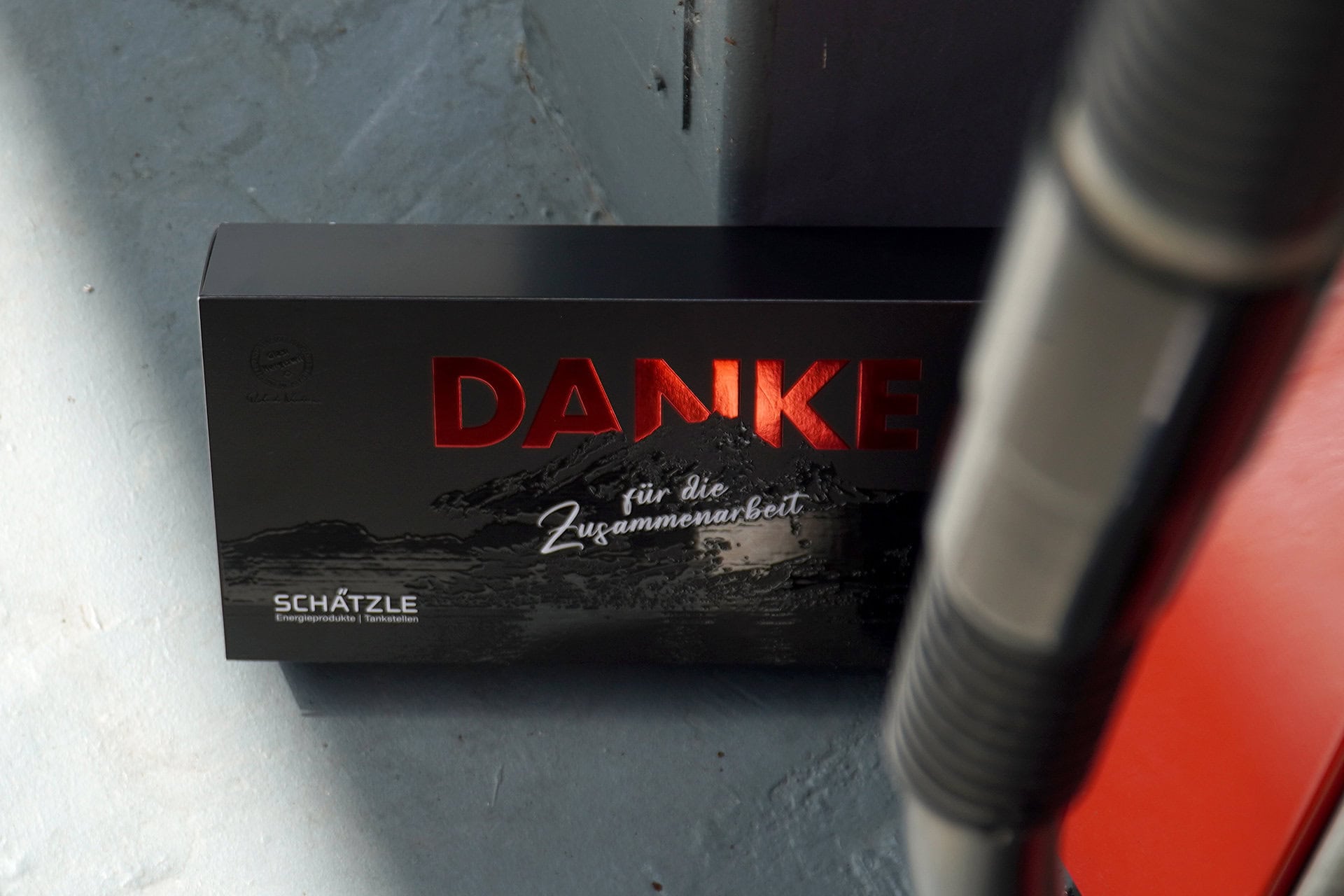 Schwarze Schachtel mit rotem 'Danke' Schriftzug